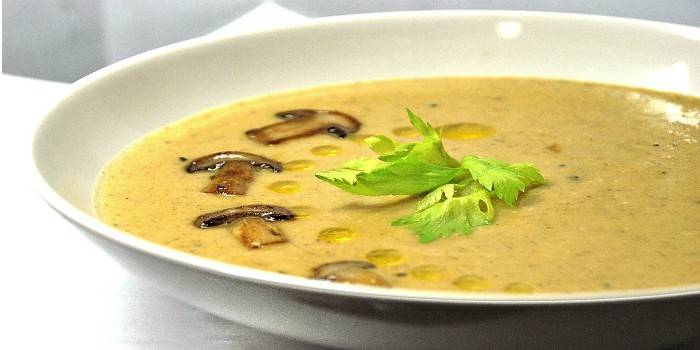 Sopa de cogumelos com queijo