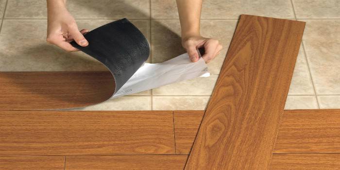 Układanie samoprzylepnego laminatu winylowego na płytkach ceramicznych