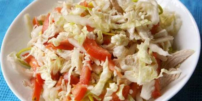 Con pollo ahumado y tomates.