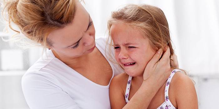 Mamá calma a una niña llorando