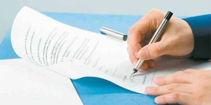 El hombre firma un contrato