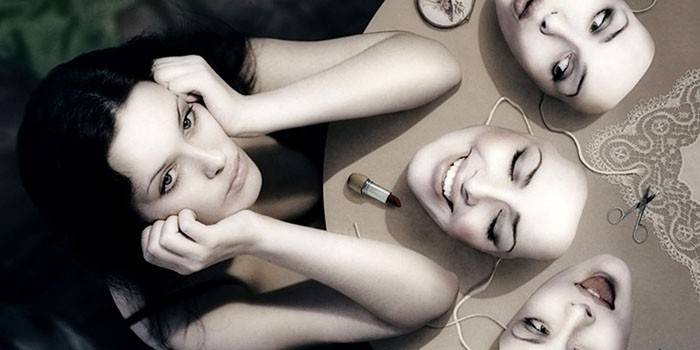 Menina e máscaras na mesa