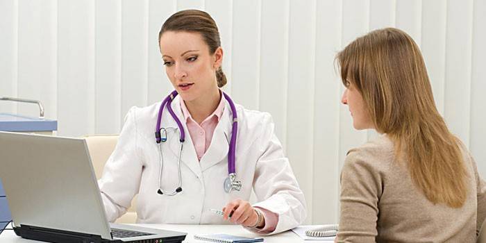 Chica en la cita del doctor