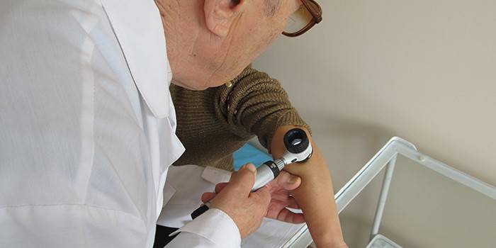Dermatologista realiza dermatoscopia da pele do paciente
