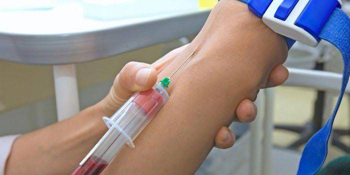Um homem leva sangue de uma veia