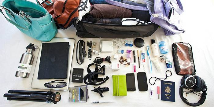 Equipamentos e documentos necessários perto do saco com coisas