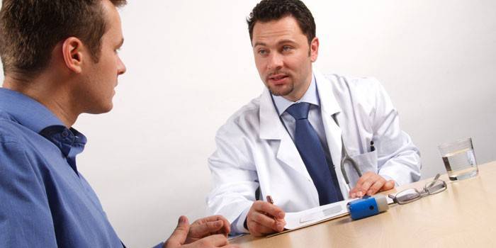 Hombre en la cita del doctor
