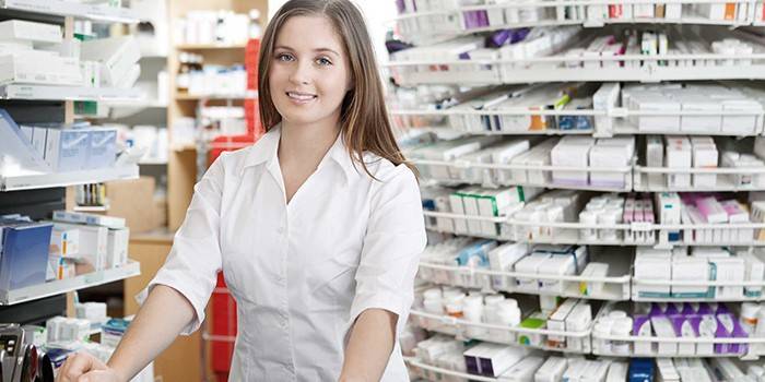 Farmacéutico en el lugar de trabajo