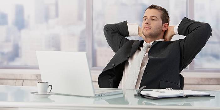 Hombre en laptop
