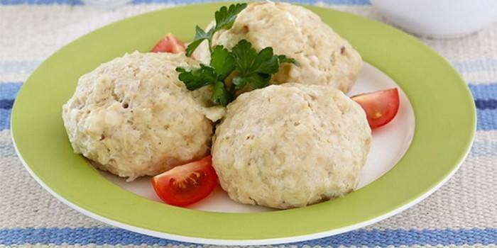 Kotlety parowe na talerzu