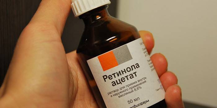 Retinol acetátová fľaša v ruke
