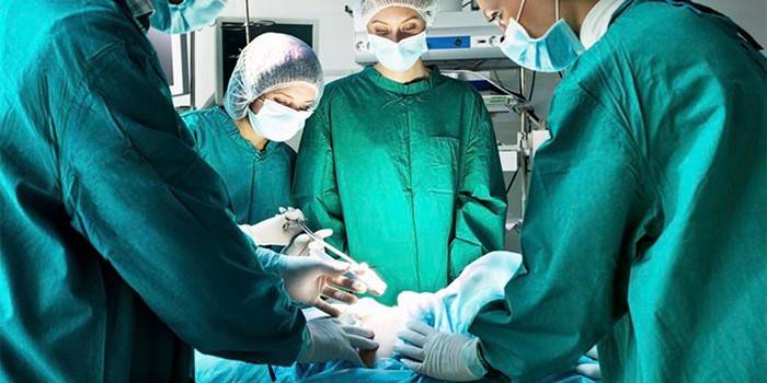 Equipe cirúrgica em operação