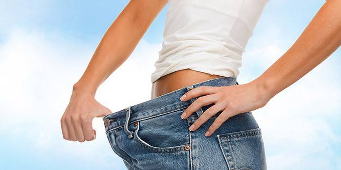 Chica en jeans grandes