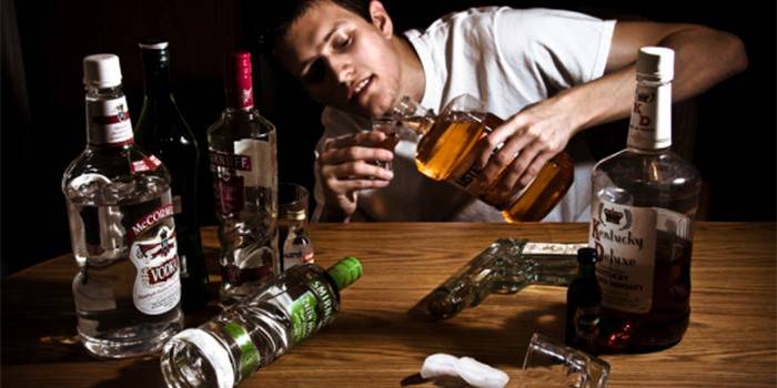 Facet i butelka z alkoholem