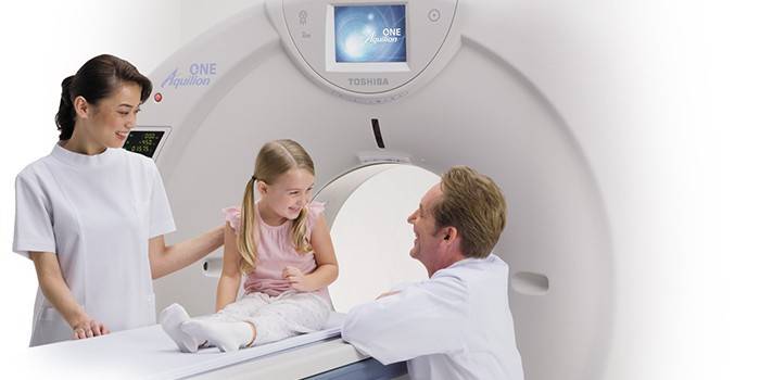 Lekári a dievča v MRI stroji