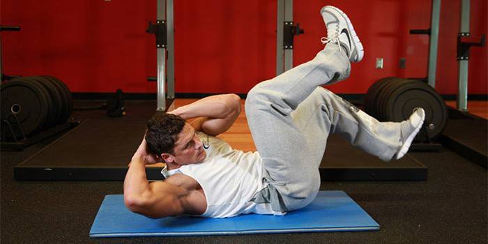Um homem realiza um exercício no ginásio