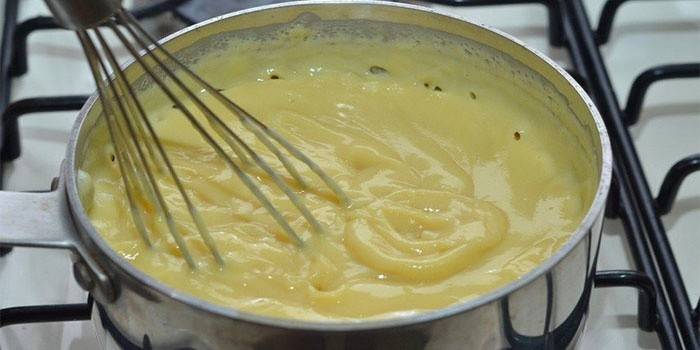 Puding na panvici a šľahač