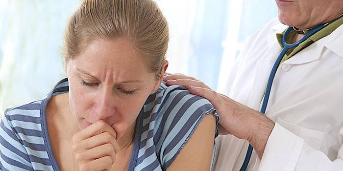 O médico ouve os pulmões de uma mulher tossindo