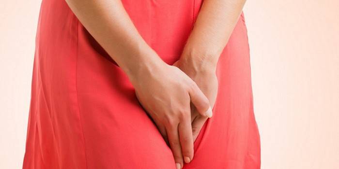 La mujer tiene las manos delante de sí misma.