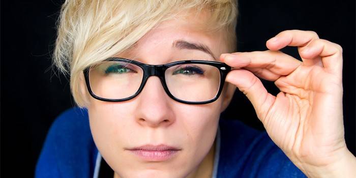 A garota de óculos squints