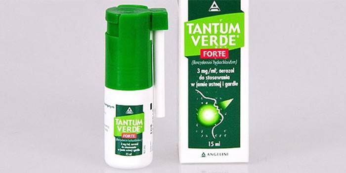 Rocíe Tantum Verde en el paquete