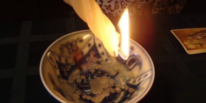 Vela encendida sobre un plato