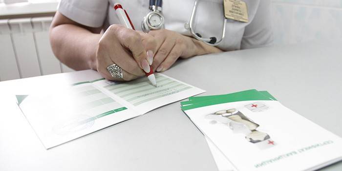 O médico preenche um formulário