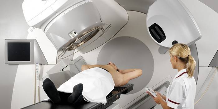 Un hombre está recibiendo radioterapia.