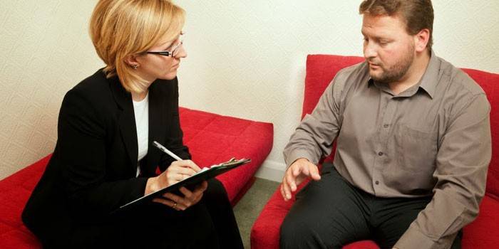 Um homem na consulta de um psicólogo