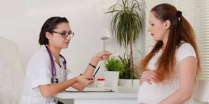 Médico e mulher grávida