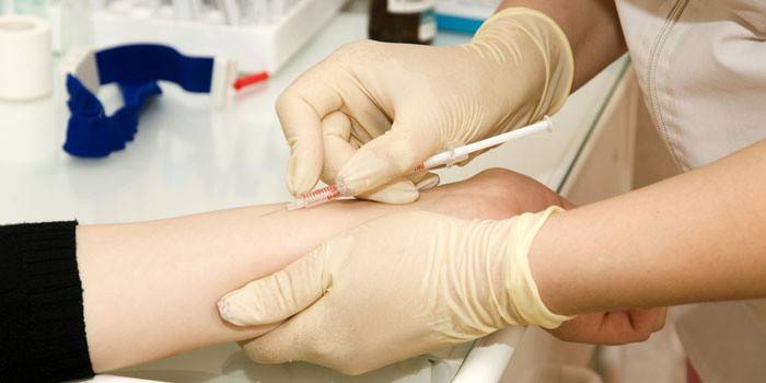 O médico é vacinado contra a tuberculose