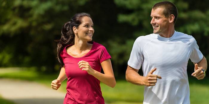 Chica y chico corriendo en el parque