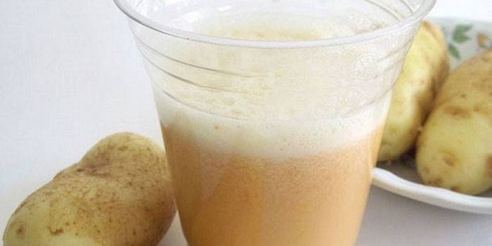Um copo de suco de batata