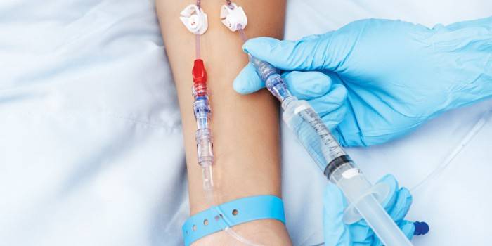 Žene sa podáva intravenózna injekcia