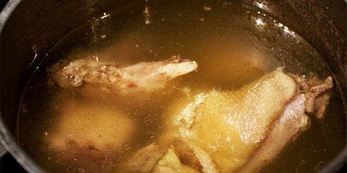 Frango em estoque em uma panela