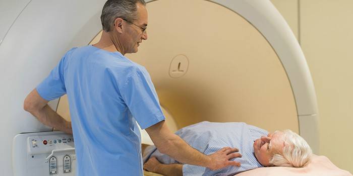 Um homem em uma máquina de ressonância magnética e um médico