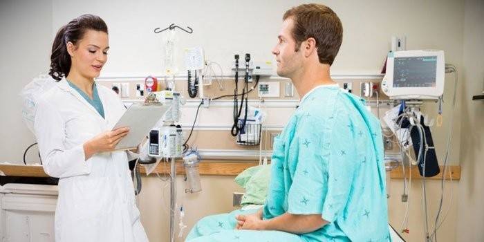 Médico interroga paciente após cirurgia