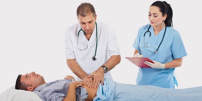 O médico realiza a palpação do abdome do paciente