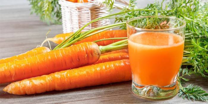 Vaso de jugo de zanahoria y zanahorias