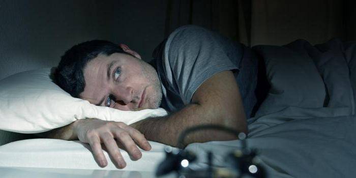 El hombre tiene insomnio