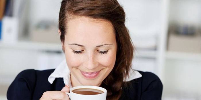 Chica con una taza de café en la mano
