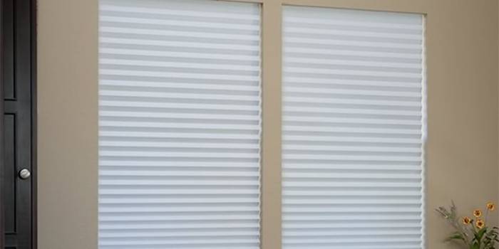 Papel de persianas plissadas em janelas de plástico