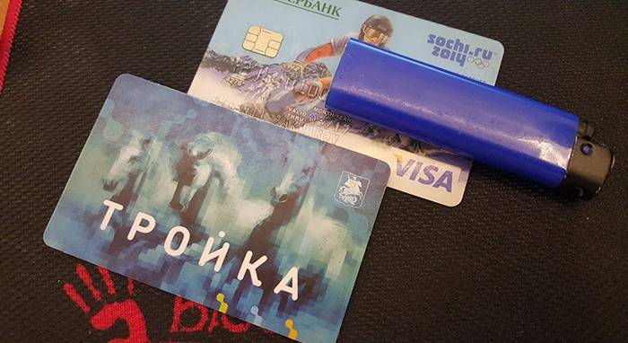 Tres tarjetas, tarjeta Visa de Sberbank y un encendedor