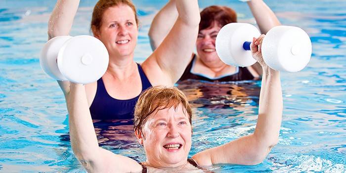 Pessoas envolvidas em fisioterapia na piscina