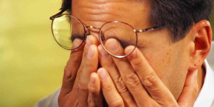 El hombre se llevó las manos a los ojos.
