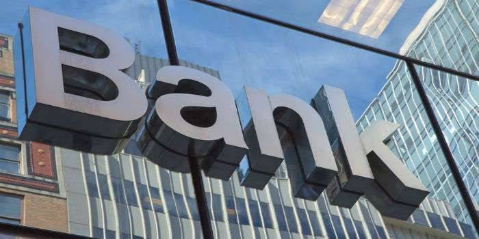 Bank napisów na szklanej fasadzie