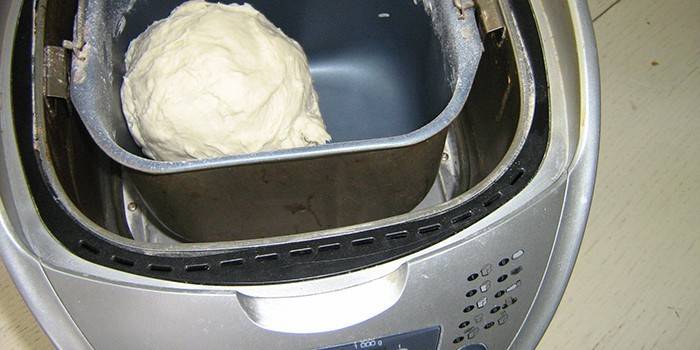 Massa de bolinhos prontos em um fabricante de pão