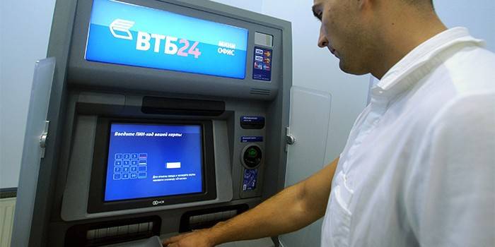 Mężczyzna w pobliżu bankomatu VTB 24