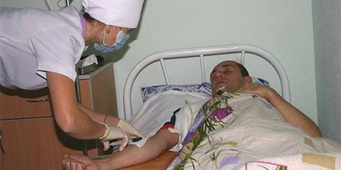 Dożylne zastrzyki są częścią terapii