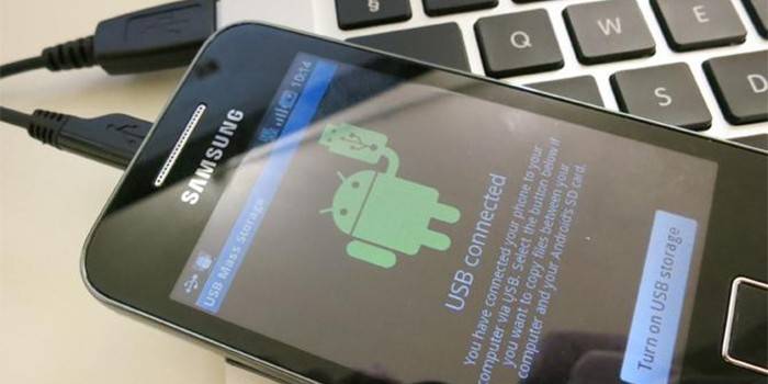 El teléfono está conectado a la computadora mediante un cable USB